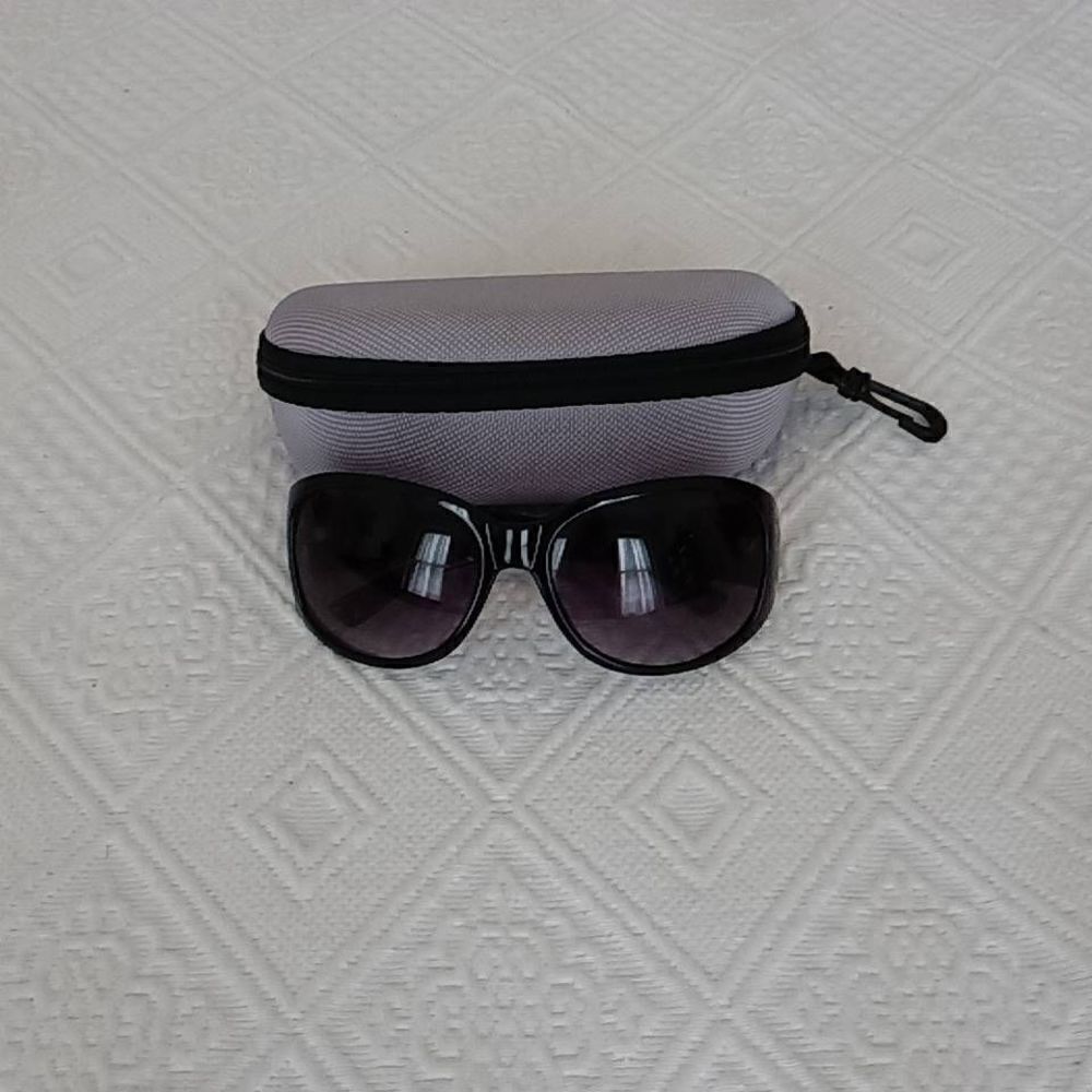 Oscar De La Renta Women's Mod1146 Sunglasses with Hard Shell Case Included
